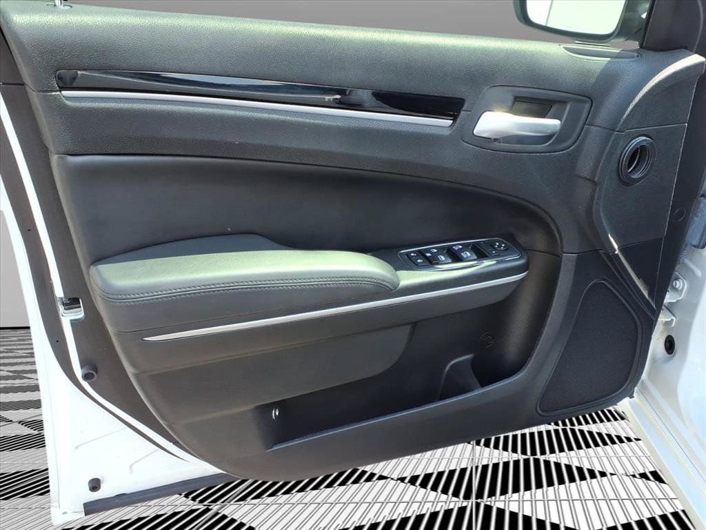 Used 2023 Chrysler 300 Touring w/ Sport Appearance Package RWD image 15
