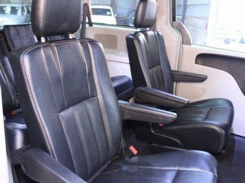 Used 2016 Chrysler Town & Country Touring image 12