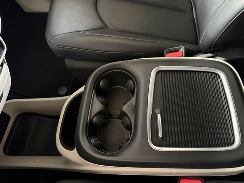 Certified 2024 Chrysler Pacifica Touring-L image 21