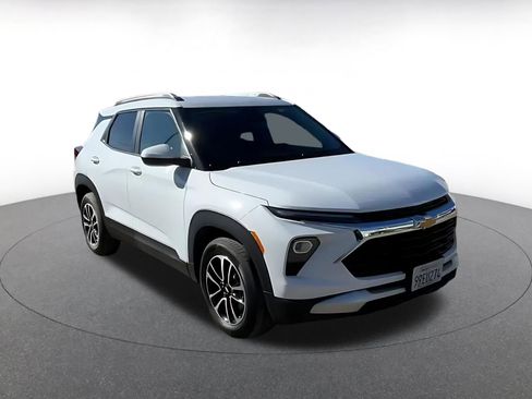 Used 2025 Chevrolet TrailBlazer LT image 2