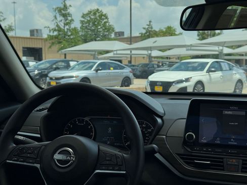 Used 2025 Nissan Altima 2.5 SV FWD image 34