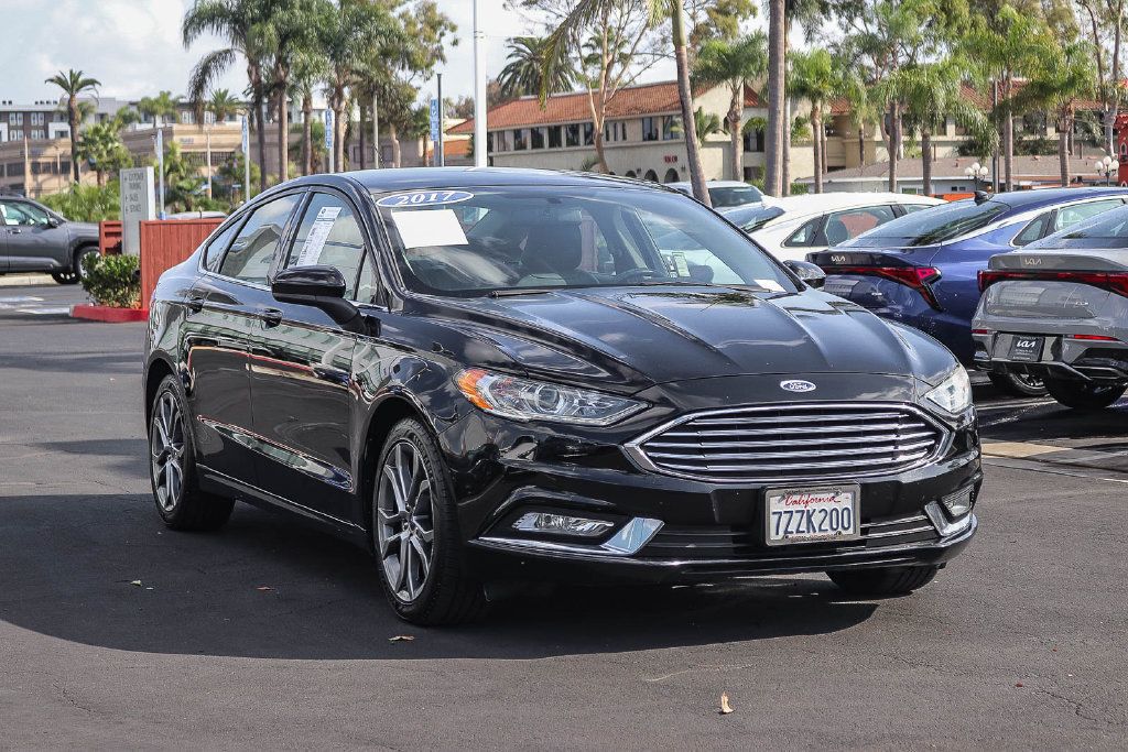 Used 2017 Ford Fusion SE w/ Equipment Group 201A FWD image 3