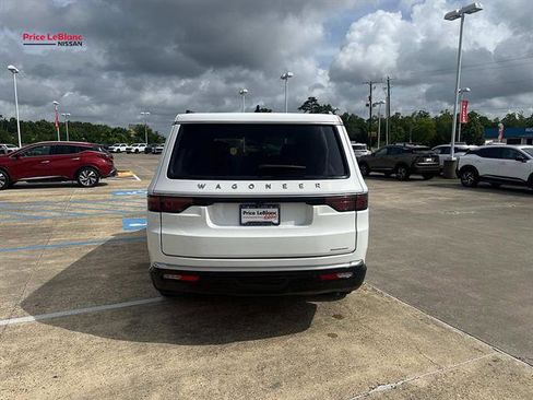 Used 2024 Jeep Wagoneer Series II w/ Flexible Seating Group RWD image 6