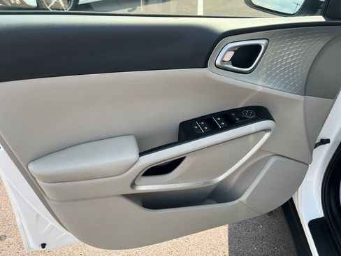 Used 2025 Kia Soul LX w/ LX Technology Package FWD image 11