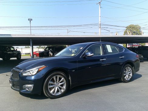Used 2018 INFINITI Q70 Luxe w/ Cargo Package AWD/4WD image 1