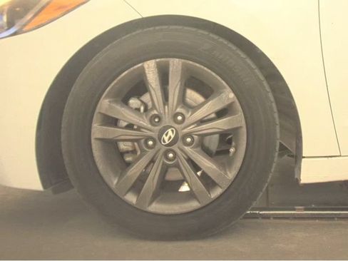 Used 2017 Hyundai Elantra SE FWD image 24