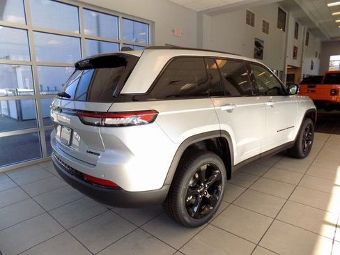 New 2025 Jeep Grand Cherokee Limited w/ Luxury Tech Group II RWD image 5