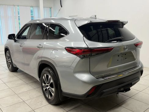 Used 2020 Toyota Highlander XLE AWD/4WD image 7