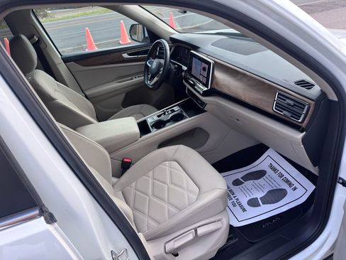 Used 2024 Volkswagen Atlas SE image 28