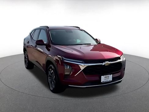 Used 2025 Chevrolet Trax LT w/ LT Convenience Package FWD image 13