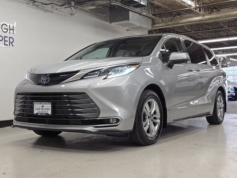 Used 2022 Toyota Sienna Limited AWD/4WD image 25