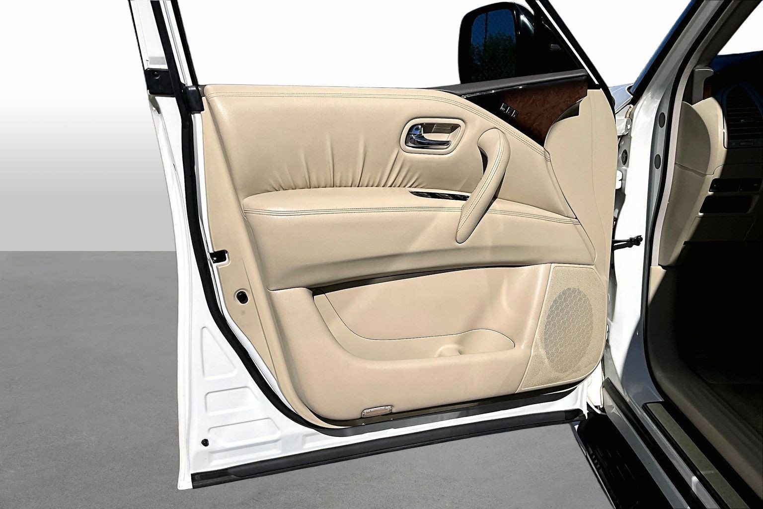 Used 2011 INFINITI QX56 4WD w/ Deluxe Touring Pkg image 17