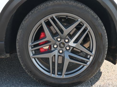 Used 2025 Ford Explorer ST-Line w/ Premium Package image 13