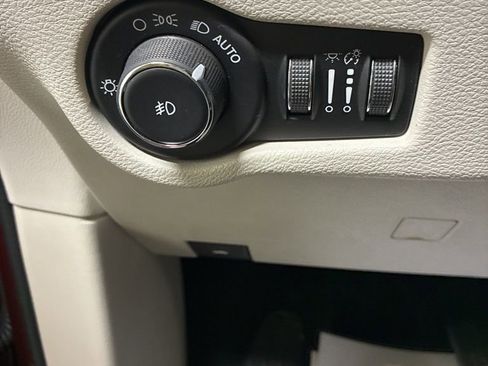Used 2017 Chrysler Pacifica Touring-L w/ Tire & Wheel Group FWD image 14