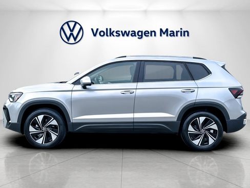 New 2026 Volkswagen Taos SE image 2