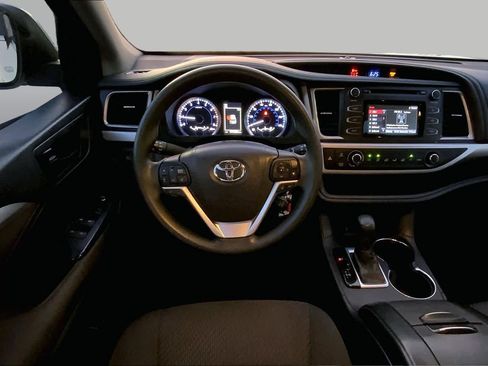 Used 2017 Toyota Highlander LE FWD image 6