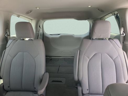 Used 2017 Chrysler Pacifica Touring w/ Tire & Wheel Group FWD image 10