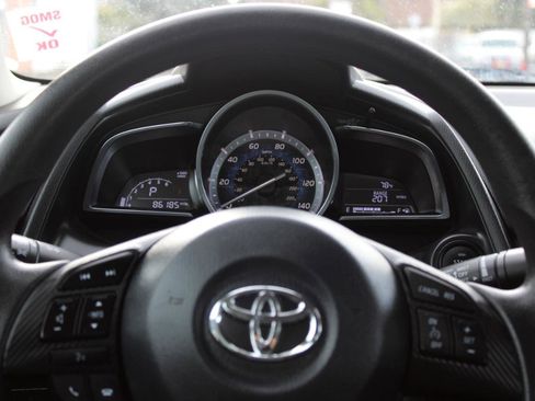 Used 2017 Toyota Yaris iA image 9