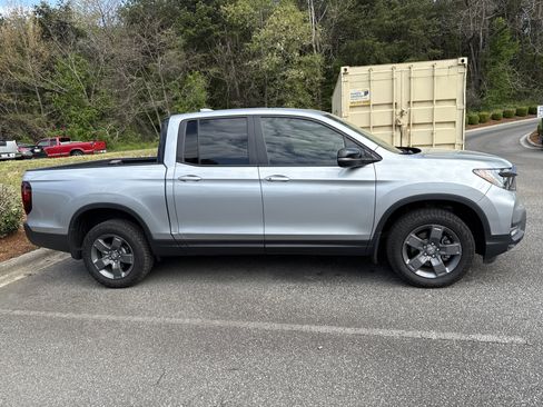 Used 2025 Honda Ridgeline TrailSport image 11