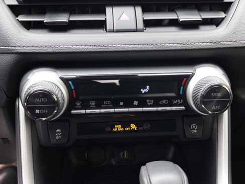 Certified 2025 Toyota RAV4 XLE FWD image 33