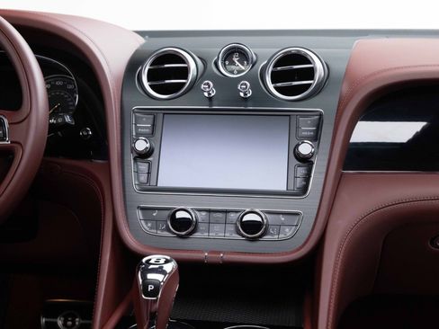 Used 2019 Bentley Bentayga AWD/4WD image 22
