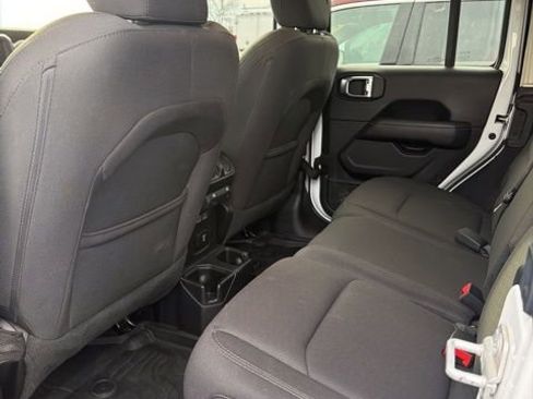 Used 2019 Jeep Wrangler Unlimited Sahara image 5