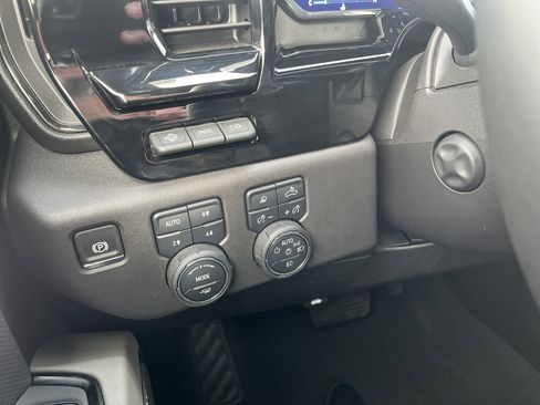 Used 2025 Chevrolet Silverado 1500 ZR2 w/ Technology Package image 24