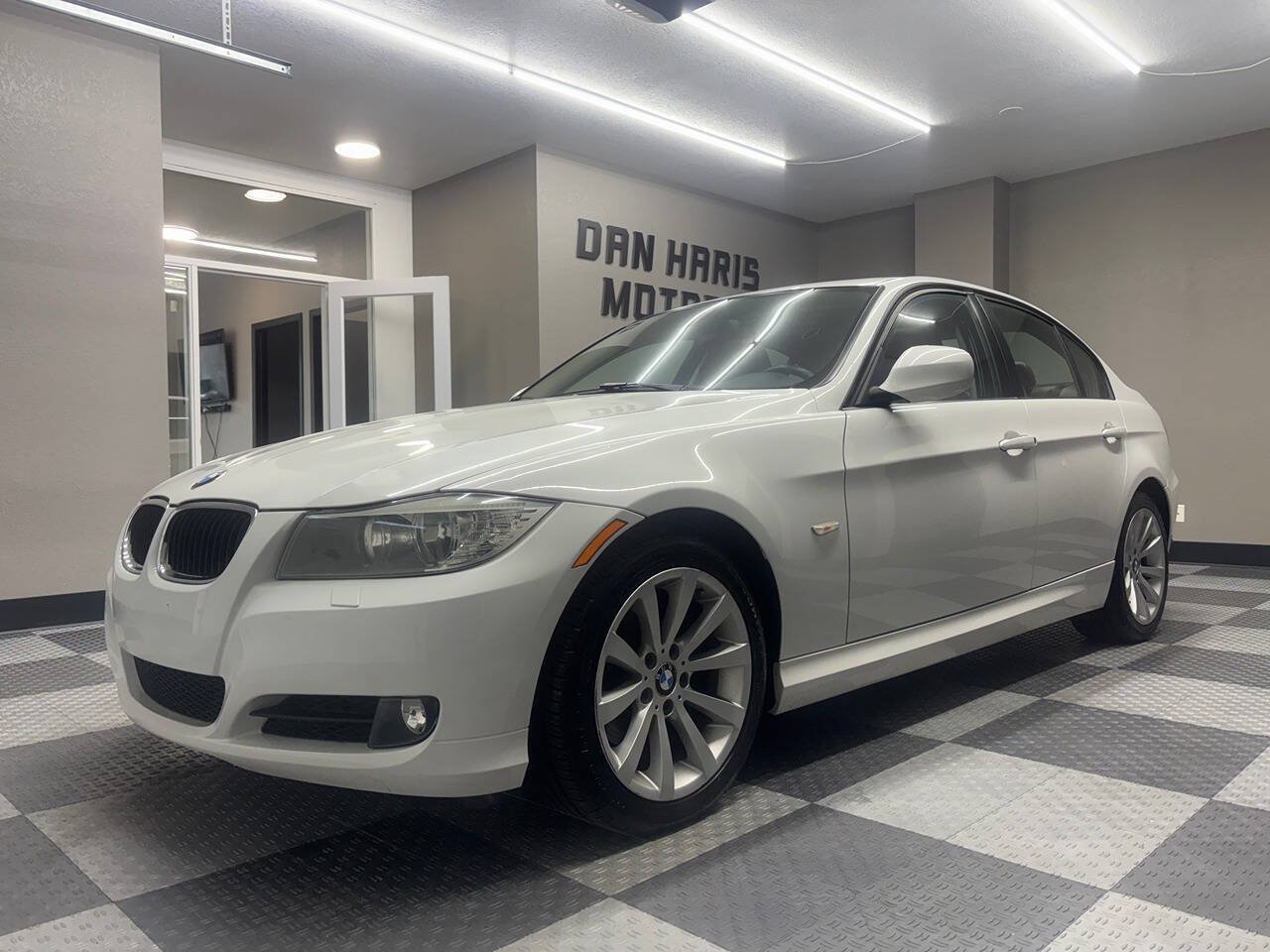Used 2011 BMW 328i xDrive Sedan AWD/4WD image 2