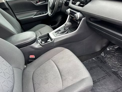 Used 2021 Toyota RAV4 XLE w/ Convenience Package FWD image 18