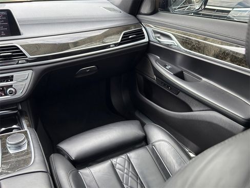 Used 2022 BMW 740i w/ M Sport Package image 28