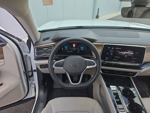 Used 2024 Volkswagen Atlas SE w/ Panoramic Sunroof Package FWD image 14