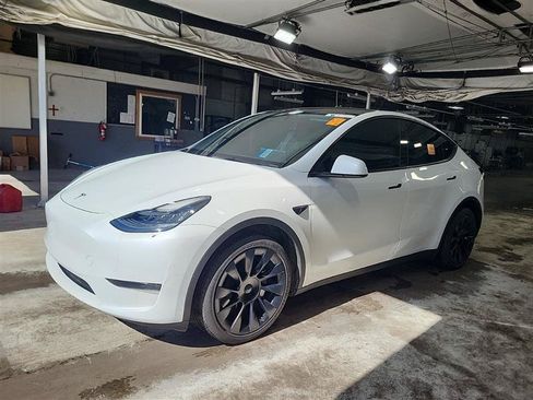 Used 2023 Tesla Model Y Long Range AWD/4WD image 3