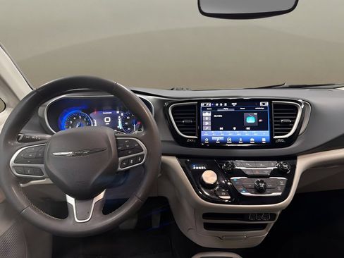 Used 2023 Chrysler Pacifica Touring-L FWD image 32