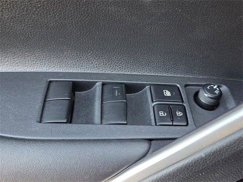 Used 2023 Toyota Corolla Cross XLE image 17