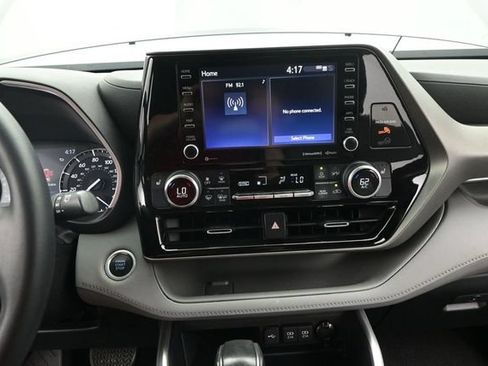 Used 2021 Toyota Highlander XLE FWD image 6