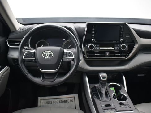 Used 2022 Toyota Highlander XLE image 17