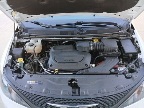 Used 2022 Chrysler Voyager LX image 31