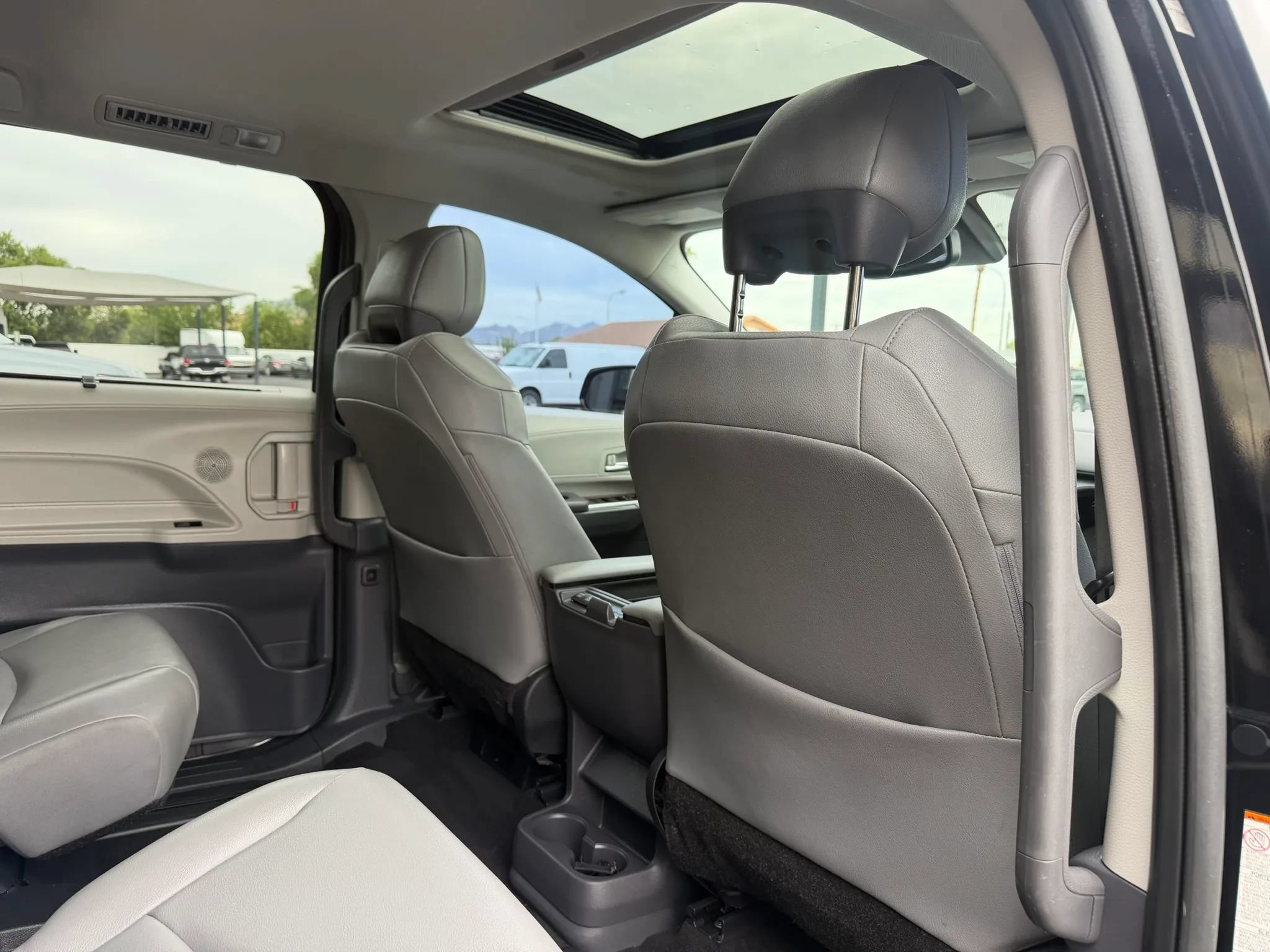 Used 2022 Toyota Sienna XLE w/ XLE Plus Package FWD image 26