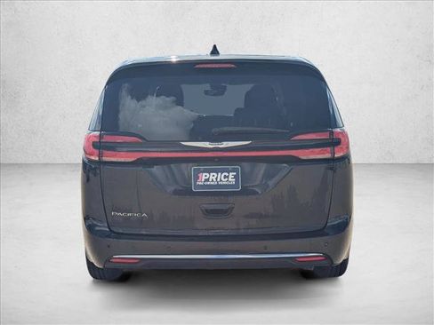 Used 2023 Chrysler Pacifica Touring-L FWD image 6