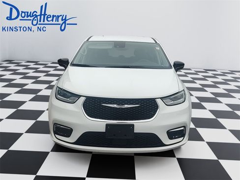 Used 2024 Chrysler Pacifica Touring-L image 8