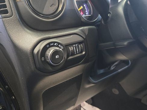 Used 2022 Jeep Wrangler Unlimited Sahara image 13