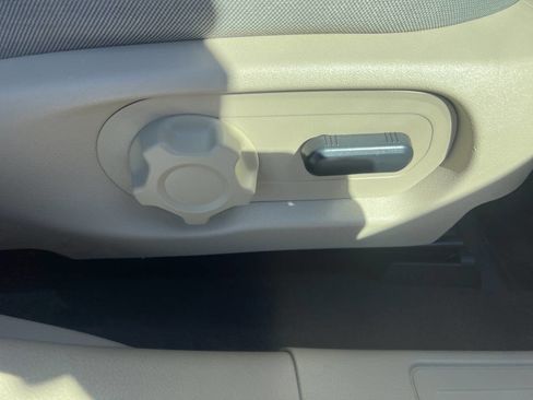 Used 2017 Ford Taurus SEL image 28