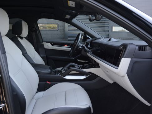 Certified 2024 Porsche Cayenne GTS AWD/4WD image 25