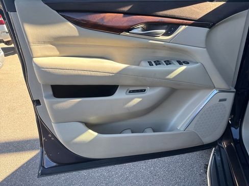 Used 2016 Cadillac Escalade ESV Luxury RWD image 11