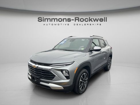 Used 2025 Chevrolet TrailBlazer LT w/ Driver Confidence Package image 4