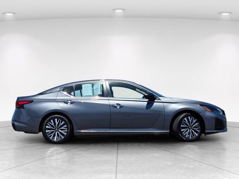 Used 2024 Nissan Altima 2.5 SV FWD image 3