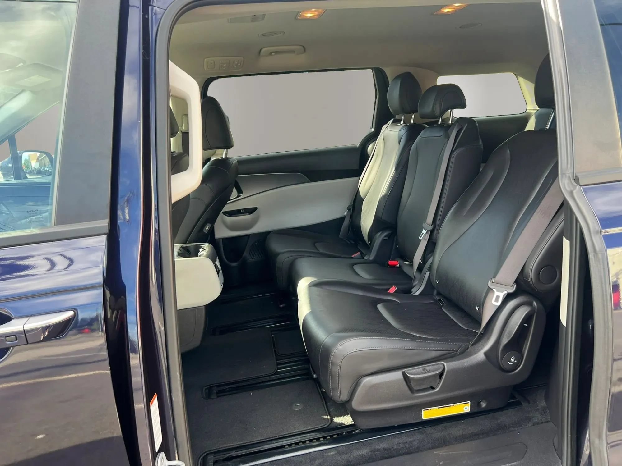 Used 2023 Kia Carnival LX FWD image 28