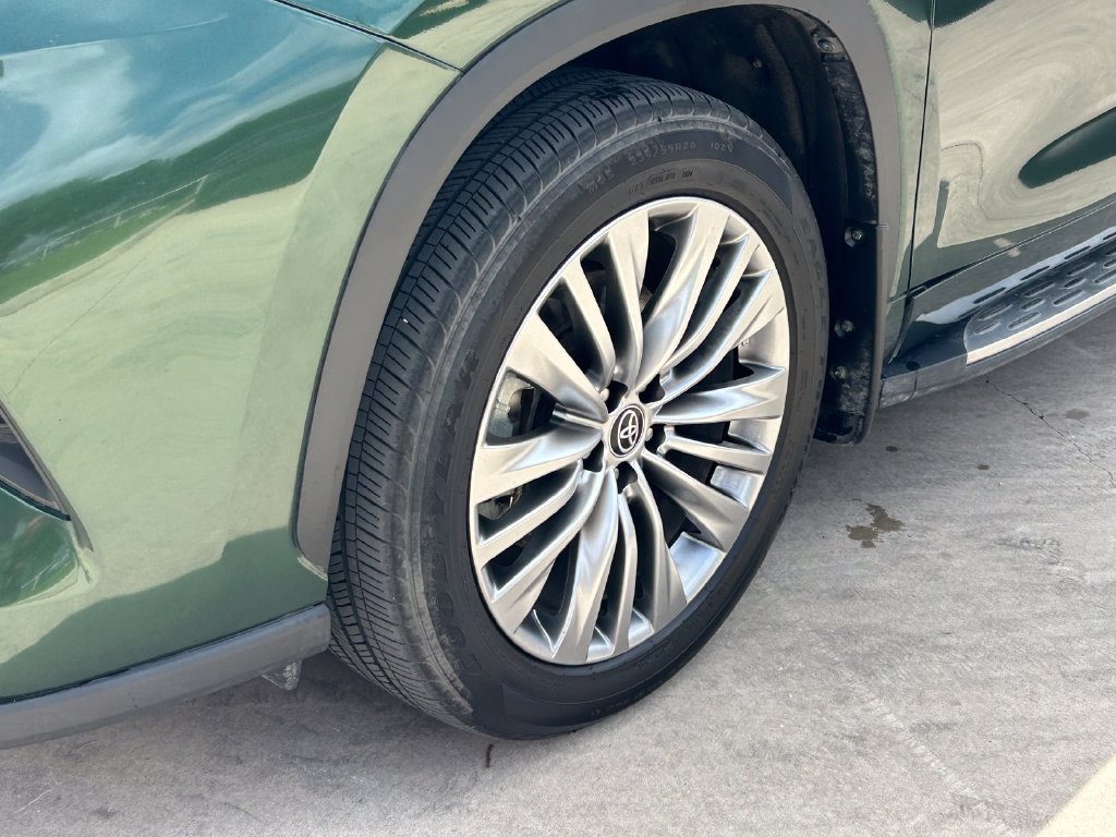Used 2024 Toyota Highlander Platinum FWD image 9