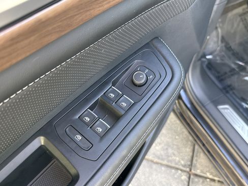 Used 2024 Volkswagen Atlas SE w/ Black Wheel Package image 15