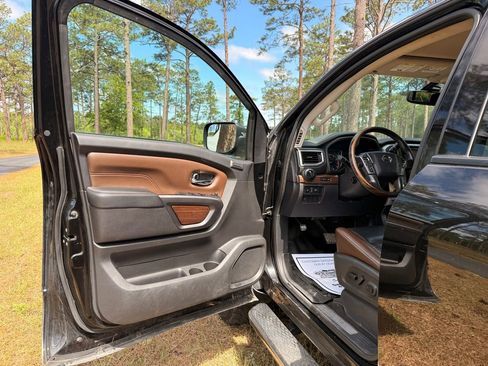 Used 2018 Nissan Titan PRO-4X AWD/4WD image 11